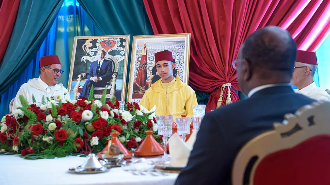 Su Alteza Real el Príncipe Heredero Moulay El Hassan preside un almuerzo ofrecido por el jefe de Gobierno, con motivo del 24º aniversario del acceso de Su Majestad el rey Mohamed VI al trono - PHOTO/MAP