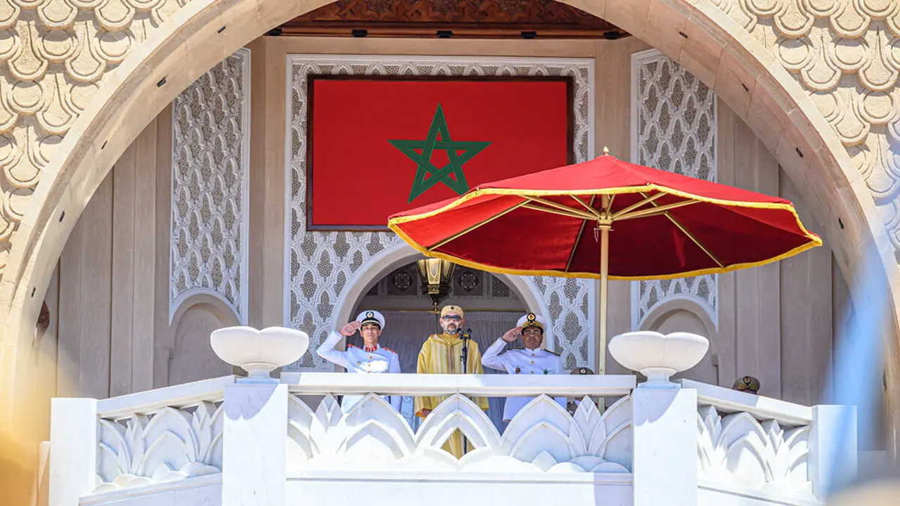 PHOTO/MAP - Su Majestad el rey Mohamed VI, comandante supremo y jefe del Estado Mayor de las Fuerzas Armadas Reales (FAR), acompañado por SAR el príncipe heredero Moulay El Hassan y SAR el príncipe Moulay Rachid, preside en la plaza del Mechouar del Palacio Real de Tetuán, con motivo de la celebración del 24º aniversario de la ascensión del soberano al trono