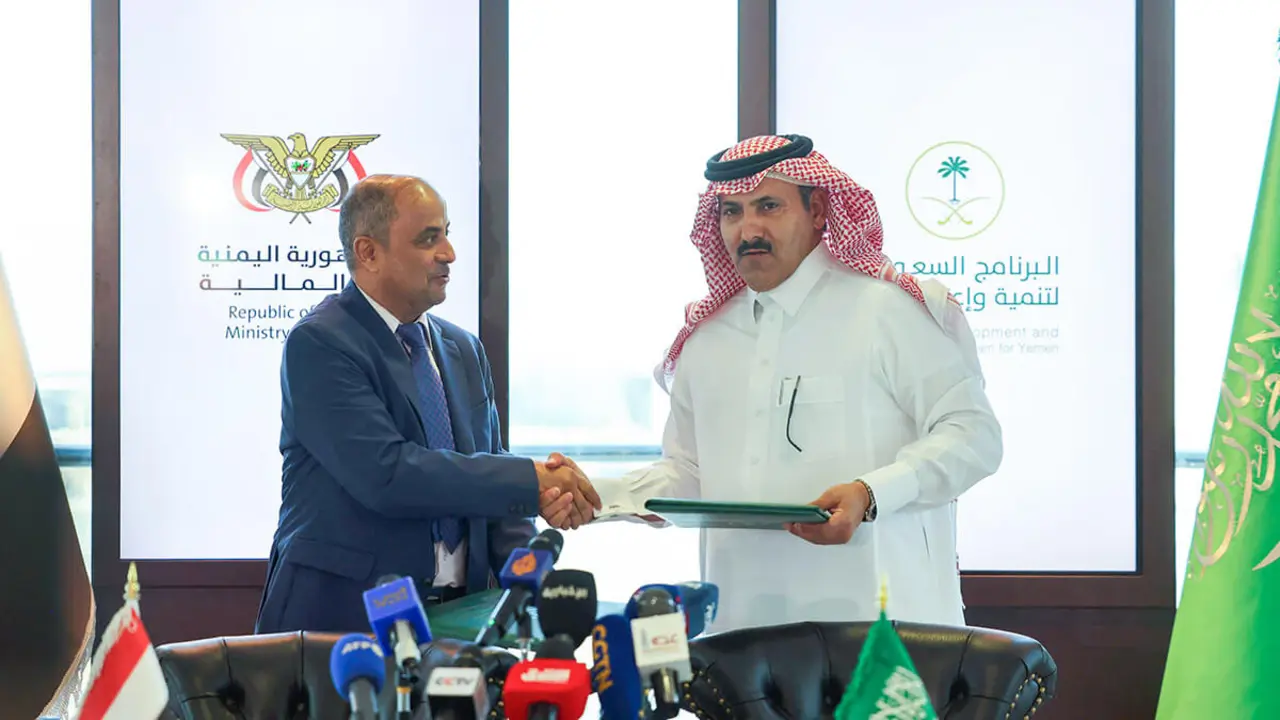 AFP/FAYEZ NURELDINE - El embajador de Arabia Saudita en Yemen, Mohammed bin Saeed Al-Jaber (der.), y el ministro de Finanzas yemení, Salem Bin Brik, se dan la mano durante una ceremonia de firma de ayuda financiera a Yemen en Riyadh, el 1 de agosto de 2023