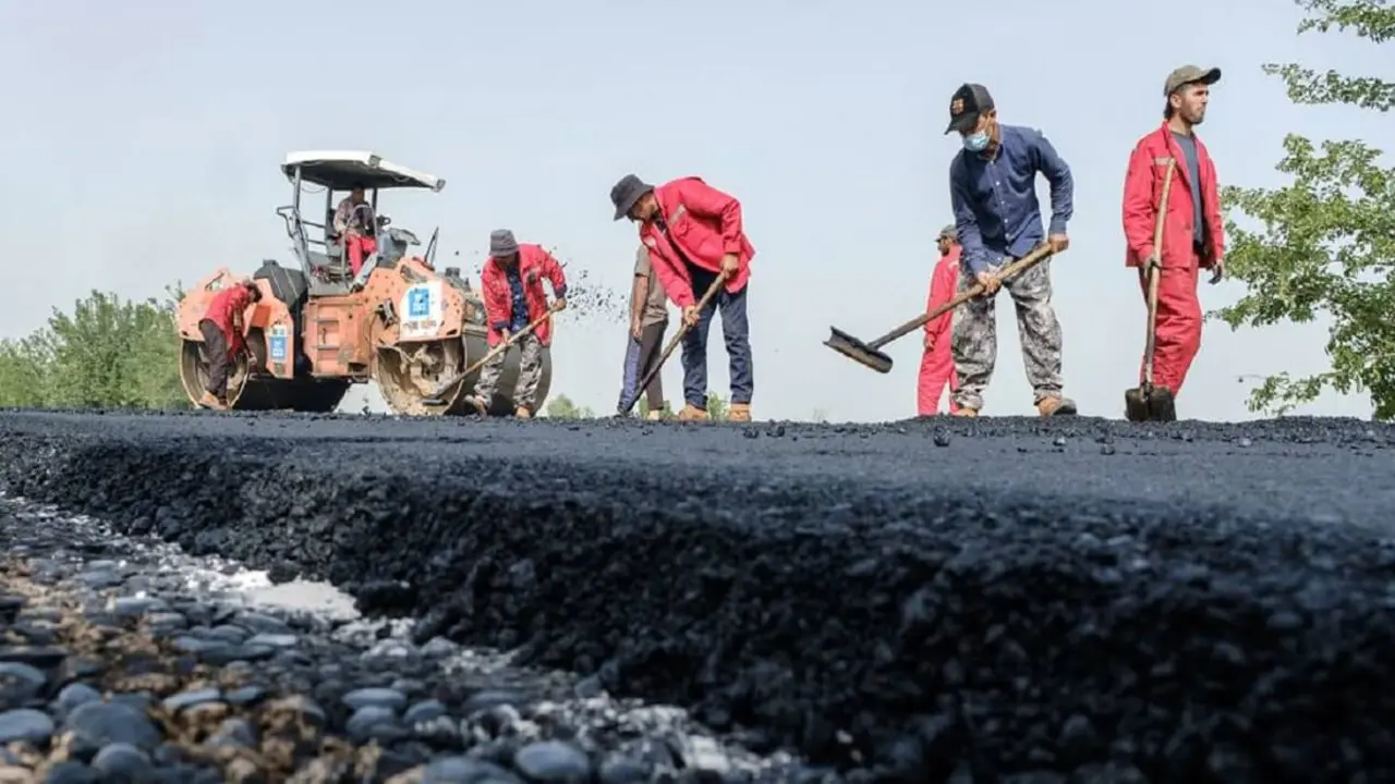 © ADB/Nozim Kalandarov - Trabajadores construyen una carretera en Tayikistán
