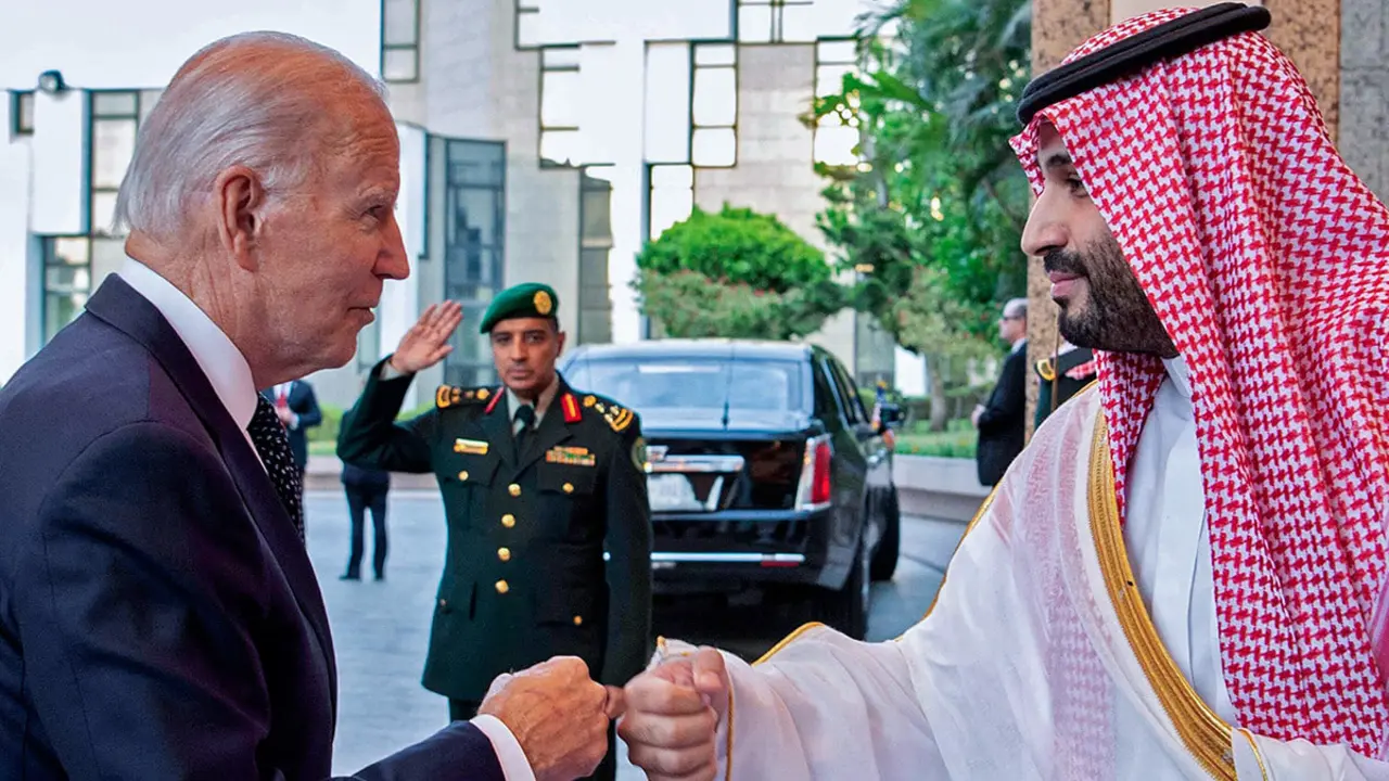 AFP/ Bandar AL-JALOUD / Palacio Real Saudí - El Príncipe heredero de Arabia Saudita, Mohammed bin Salman (derecha), chocando los puños con el presidente de los Estados Unidos, Joe Biden, en el Palacio Al-Salam en el puerto de Jeddah en el Mar Rojo. el 15 de julio de 2022