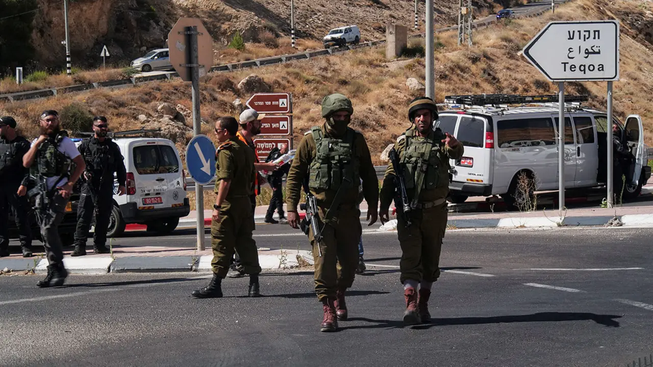 ersonal militar y de seguridad israelí trabaja en la escena de un ataque con disparos en Tekoa Junction, en la Cisjordania ocupada por Israel, el 16 de julio de 2023
REUTERS/DEDI HAYUNA