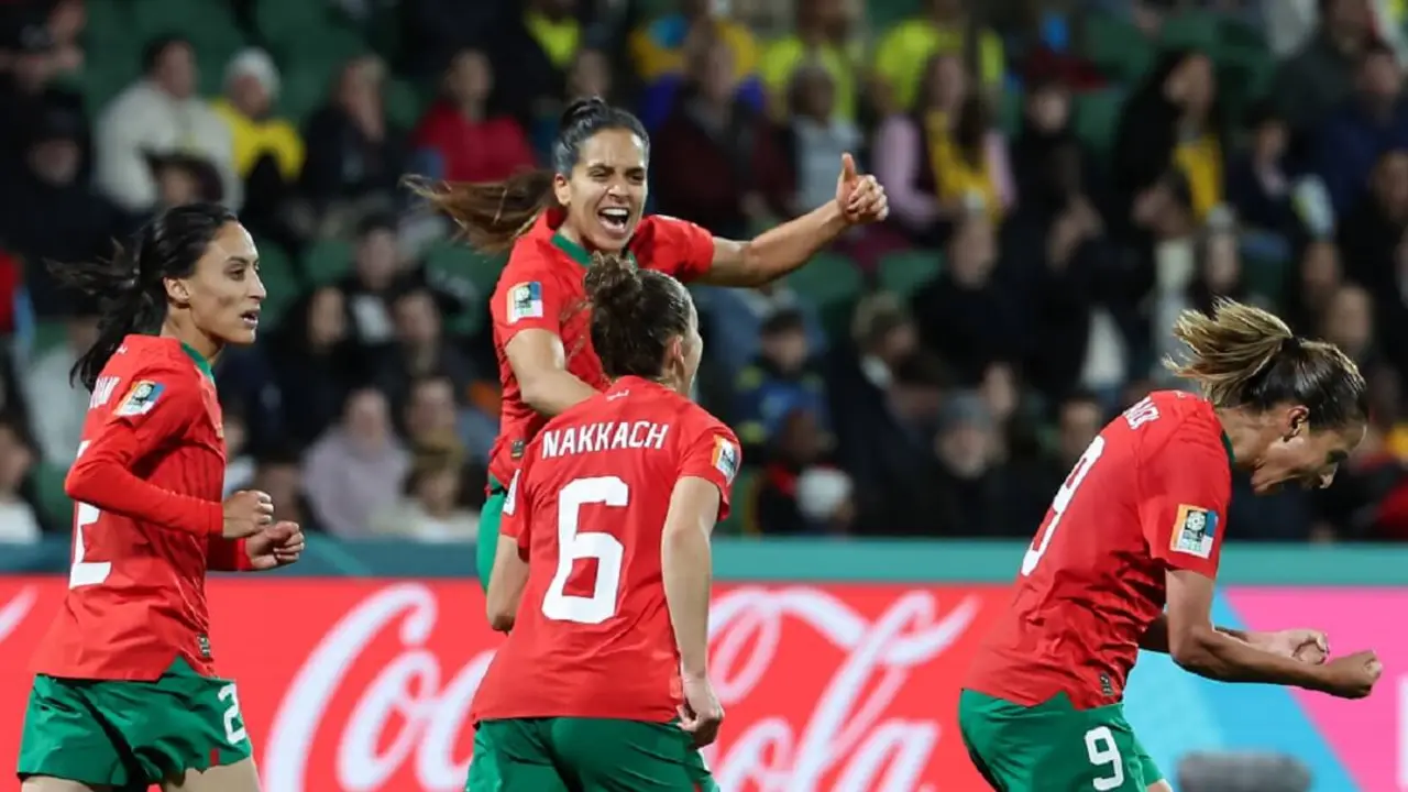 PHOTO/AFP/COLIN MURTY - Las jugadoras de Marruecos celebran su primer gol durante el partido de fútbol del Grupo H de la Copa Mundial Femenina de Australia y Nueva Zelanda 2023 entre Marruecos y Colombia en el Perth Rectangular Stadium de Perth el 3 de agosto de 2023