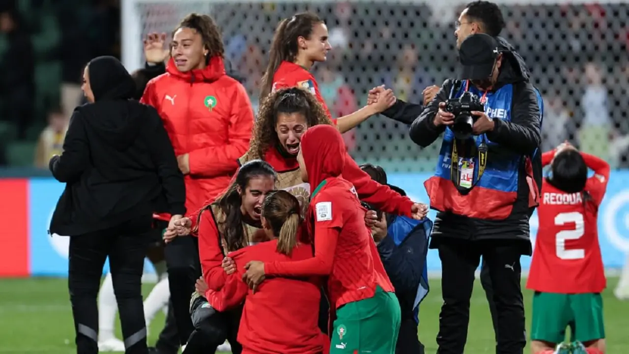 PHOTO/AFP/COLIN MURTY - Las jugadoras de Marruecos celebran la victoria tras el final del partido de fútbol del Grupo H de la Copa Mundial Femenina de Australia y Nueva Zelanda 2023 entre Marruecos y Colombia en el Perth Rectangular Stadium de Perth el 3 de agosto de 2023