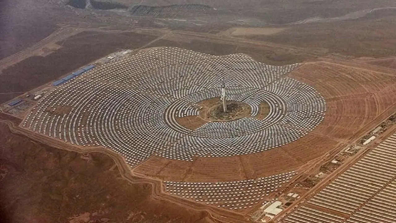 Vista aérea de la central solar marroquí Noor 3 en Ouarzazate, en el centro de Marruecos - FOTO/AP