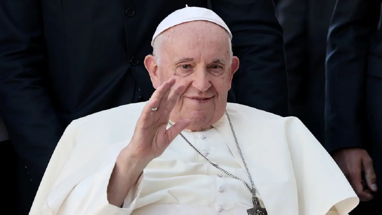 PHOTO/AFP/THOMAS COEX - El papa Francisco saluda durante su visita al centro social de la parroquia de Serafina para reunirse con representantes de voluntarios y centros de caridad, en Lisboa, el 4 de agosto de 2023
