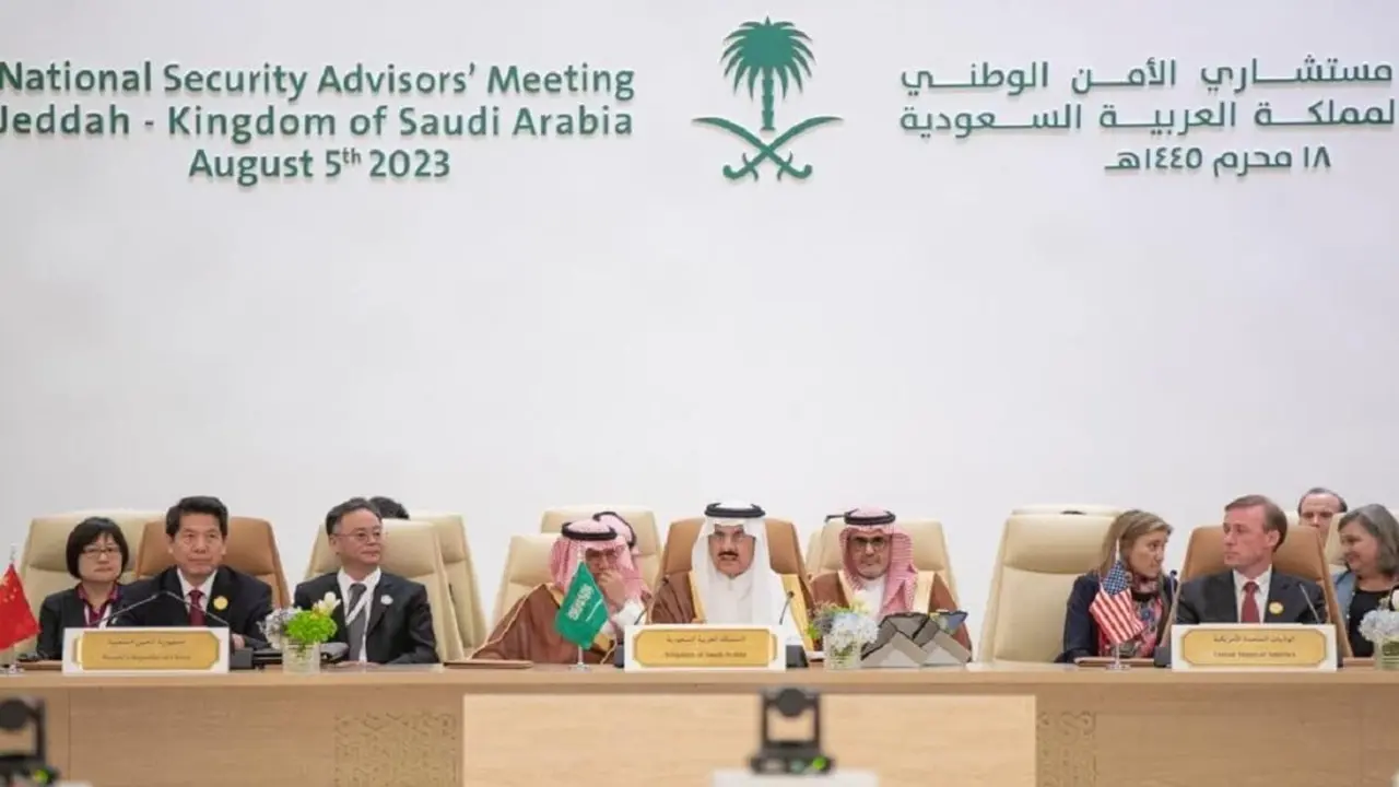 PHOTO/AFP/HO/SPA - Una foto proporcionada por la Agencia de Prensa Saudí (SPA) el 6 de agosto de 2023 muestra al asesor de Seguridad Nacional y ministro de Estado de Arabia Saudí, Musaad bin Mohammed al-Aiban (C), hablando durante una reunión de asesores de Seguridad Nacional en Yeda