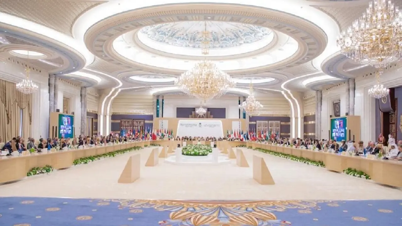 PHOTO/AFP/HO/SPA - Una foto de mano proporcionada por la Agencia de Prensa Saudí (SPA) el 6 de agosto de 2023 muestra a representantes reunidos durante una reunión de asesores de Seguridad Nacional en Yeda
