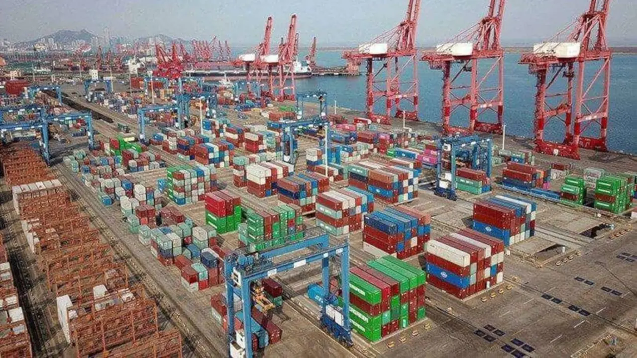 PHOTO/AFP - Contenedores de transporte para la exportación apilados en un puerto en Lianyungang, en la provincia oriental china de Jiangsu
