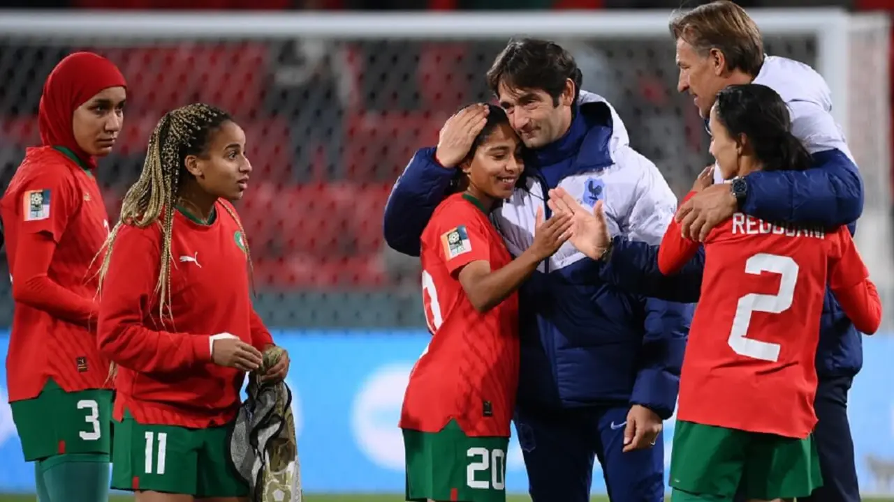 PHOTO/AFP/FRANCK FIFE - El entrenador de Francia consuela a las jugadoras de Marruecos tras el final del partido de fútbol de octavos de final de la Copa Mundial Femenina de Australia y Nueva Zelanda 2023 entre Francia y Marruecos en el estadio Hindmarsh de Adelaida el 8 de agosto de 2023