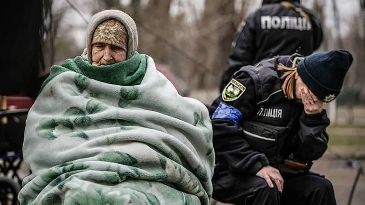 Una oficial de policía ucraniana está abrumada por la emoción después de consolar a las personas evacuadas - AP/VADIM GHIRDA