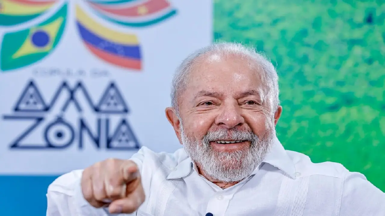 AFP PHOTO/PRESIDENCIA DE BRASIL/RICARDO STUCKERT - Esta foto difundida por la Presidencia de Brasil el 8 de agosto de 2023, muestra al presidente Luiz Inácio Lula da Silva durante una entrevista para el programa gubernamental "Conversa com o Presidente" (Hable con el Presidente) al margen de la Cumbre Amazónica IV Reunión de Presidentes de los Estados Partes del Tratado de Cooperación Amazónica (OTCA) en la ciudad de Belem, Estado de Pará, Brasil
