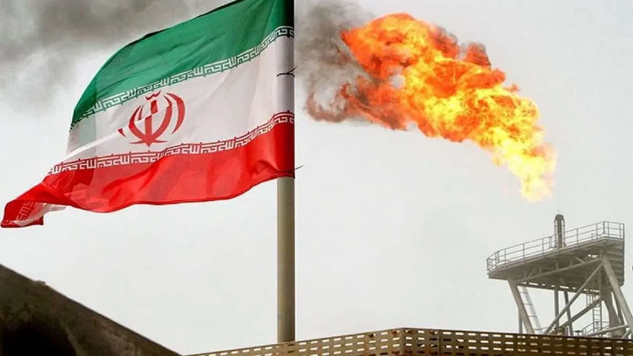 Bandera de Irán en uno de los campos de petróleo del norte del país - PHOTO/ARCHIVO