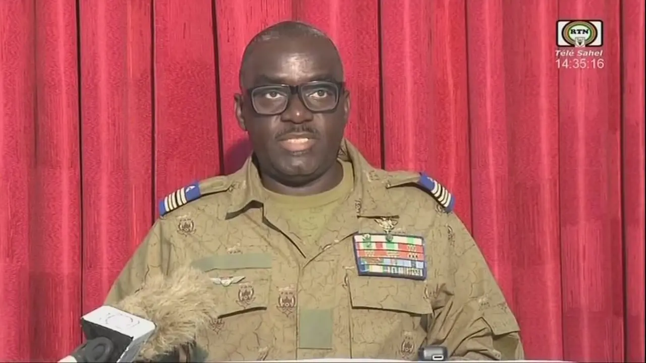 PHOTO/AFP PHOTO/ORTN-TÉLÉ SAHEL - Esta imagen de vídeo obtenida por AFP de ORTN - Télé Sahel el 9 de agosto de 2023 muestra al coronel mayor Amadou Abdramane, miembro del CNSP leyendo una declaración en la televisión nacional