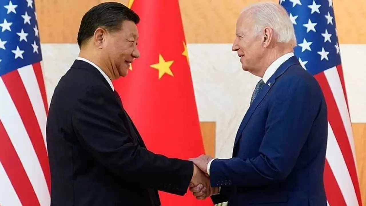 REUTERS/KEVIN LAMARQUE - El presidente de Estados Unidos, Joe Biden, estrecha la mano del presidente chino, Xi Jinping, mientras se reúnen al margen de la cumbre de líderes del G20 en Bali, Indonesia, el 14 de noviembre de 2022