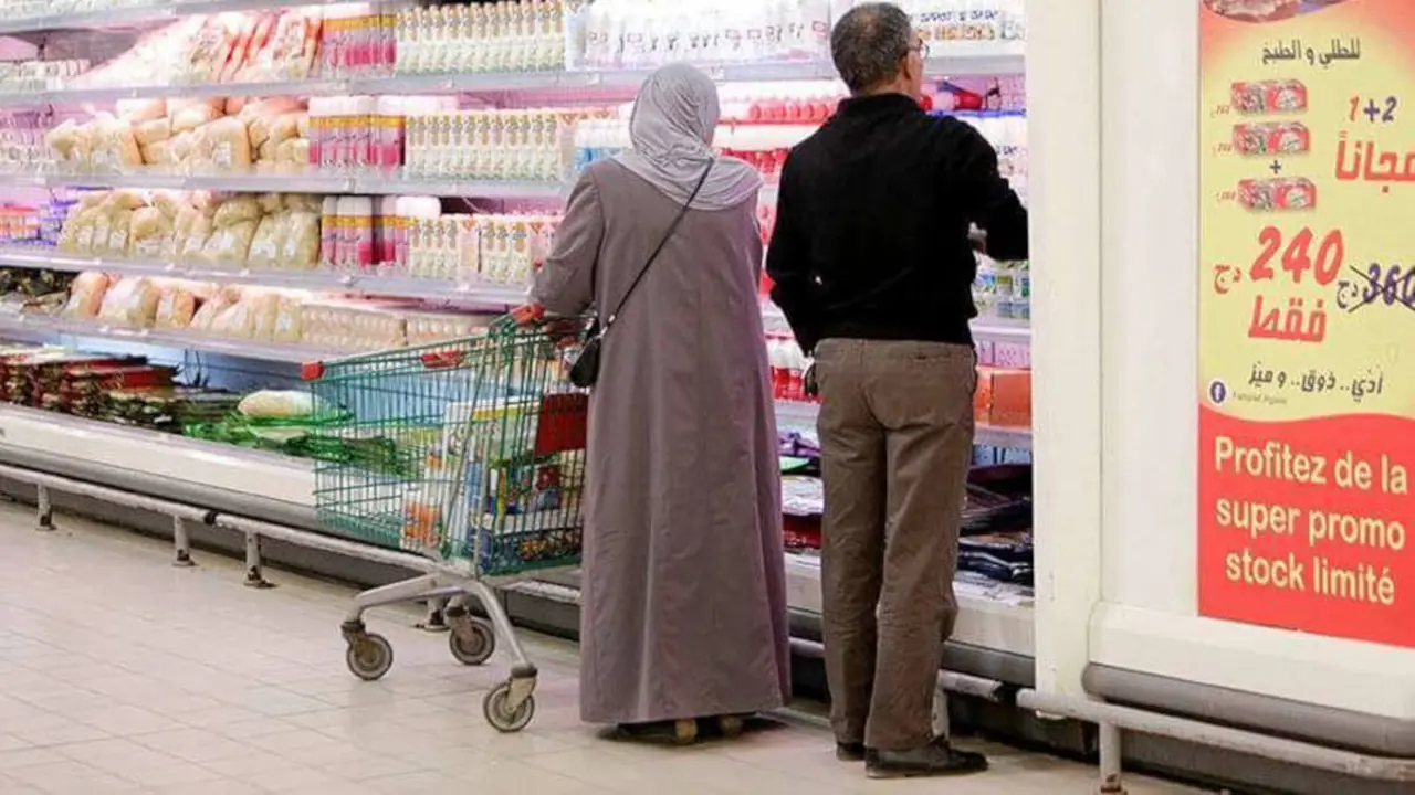 Gente comprando en el supermercado en Argel, Argelia - REUTERS/RAMZI BOUDINAA