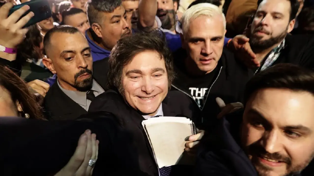 PHOTO/AFP/ALEJANDRO PAGNI - Javier Milei celebra los resultados de las elecciones primarias en Buenos Aires, Argentina