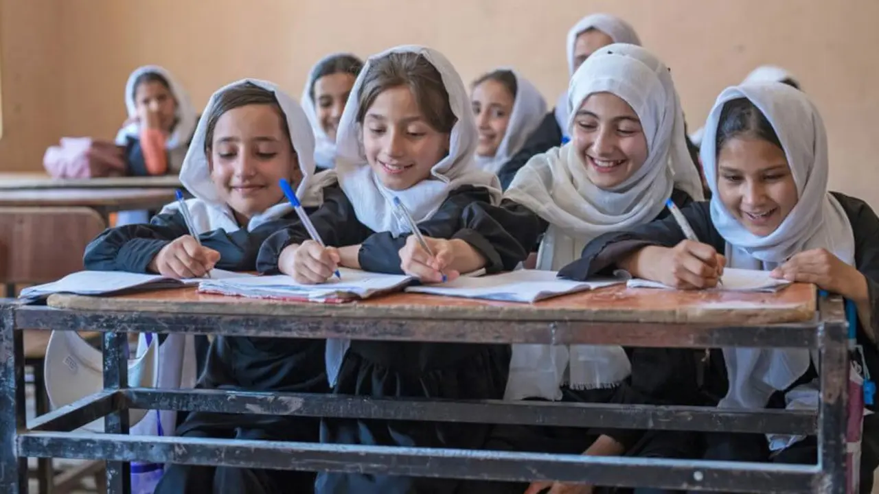 © UNICEF/Mark Naftalin Unas niñas estudian en una escuela de Mazar-i-Sharīf, provincia de Balkh, Afganistán.