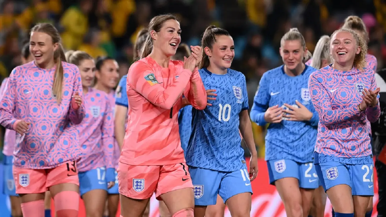 PHOTO/AFP/FRANCK FIFE - Las jugadoras de Inglaterra celebran después de ganar el partido de fútbol de semifinales de la Copa Mundial Femenina de Australia y Nueva Zelanda 2023 entre Australia e Inglaterra en el Estadio Australia en Sídney el 16 de agosto de 2023