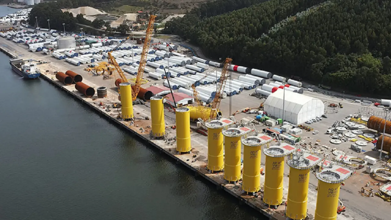 Piezas de transición de Windar en el puerto de Avilés