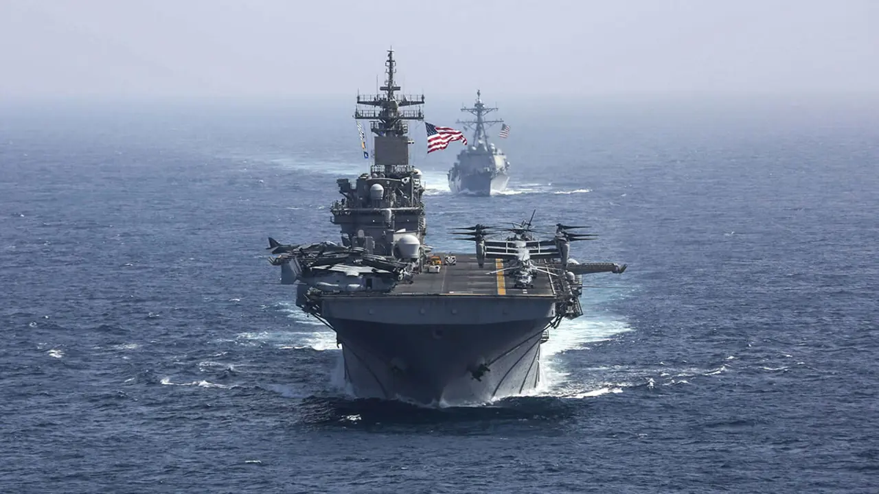PHOTO/Especialista en comunicación, Brian M. Wilbur, Marina de los EE. UU. - El buque de asalto anfibio USS Kearsarge y el destructor de misiles guiados clase Arleigh Burke USS Bainbridge