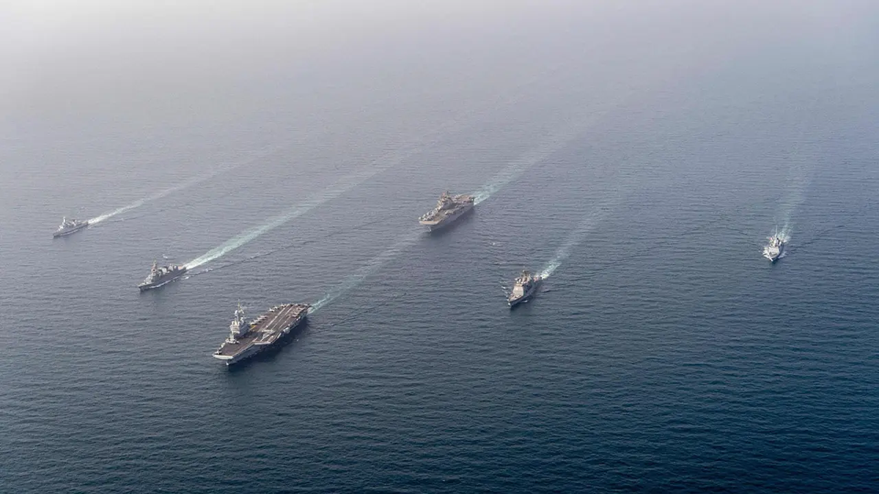 Esta foto de la Marina de los EE. UU. publicada el 21 de marzo de 2021 muestra la misión del grupo de ataque de portaaviones francés CLEMENCEAU 21, ejercicio GASWEX (Ejercicio de Guerra del Mar Arábigo del Grupo) que reúne activos navales estadounidenses, belgas, franceses y japoneses, en una superficie combinada, multilateral, aérea y submarina. -entrenamiento en superficie el 19 de marzo de 2021 en el Golfo.
