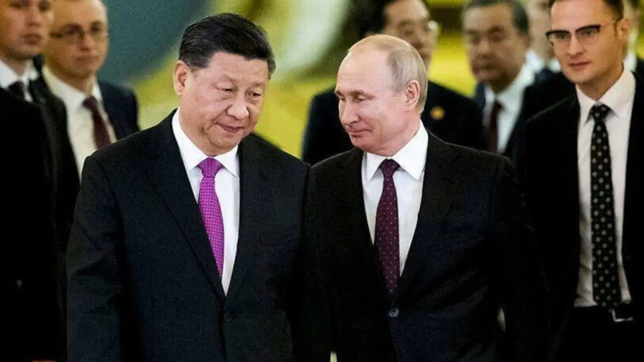PHOTO/AP - El presidente ruso Vladimir Putin (derecha) y el presidente chino Xi Jinping (izquierda) en el Kremlin de Moscú, en esta fotografía de archivo