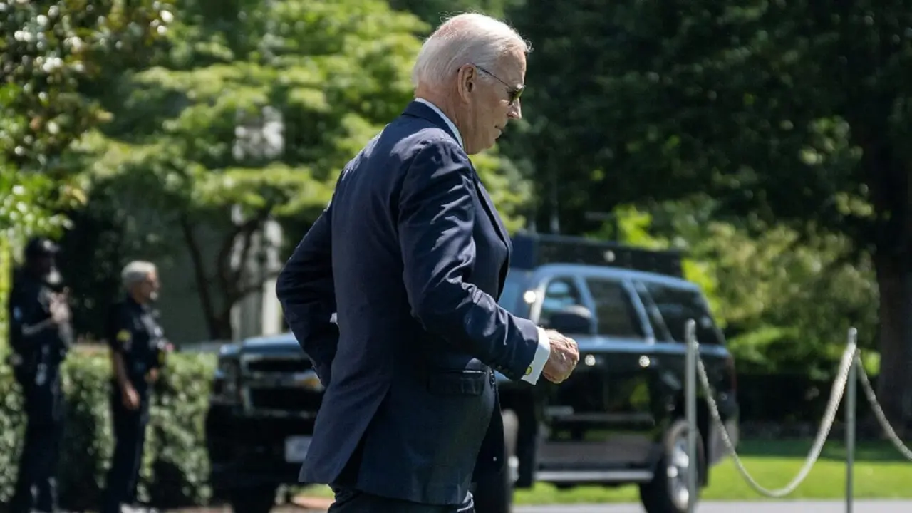 El presidente estadounidense Joe Biden camina hacia el Marine One en el jardín sur de la Casa Blanca en Washington, DC, el 17 de agosto de 2023, mientras parte hacia Camp David en Maryland, con una parada en Scranton, Pensilvania - PHOTO/AFP/JIM WATSON