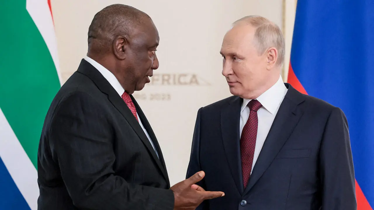 TASS/MIKHAIL METZEL via REUTERS - El presidente ruso Vladimir Putin asiste a una reunión con el presidente sudafricano Cyril Ramaphosa tras la cumbre Rusia-África en San Petersburgo, Rusia, 29 de julio de 2023