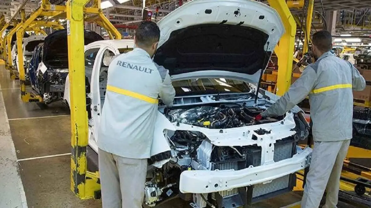 Un empleado trabaja en una cadena de montaje de automóviles en la planta de montaje de automóviles de PSA en Kenitra - AFP/FAEL SENNA