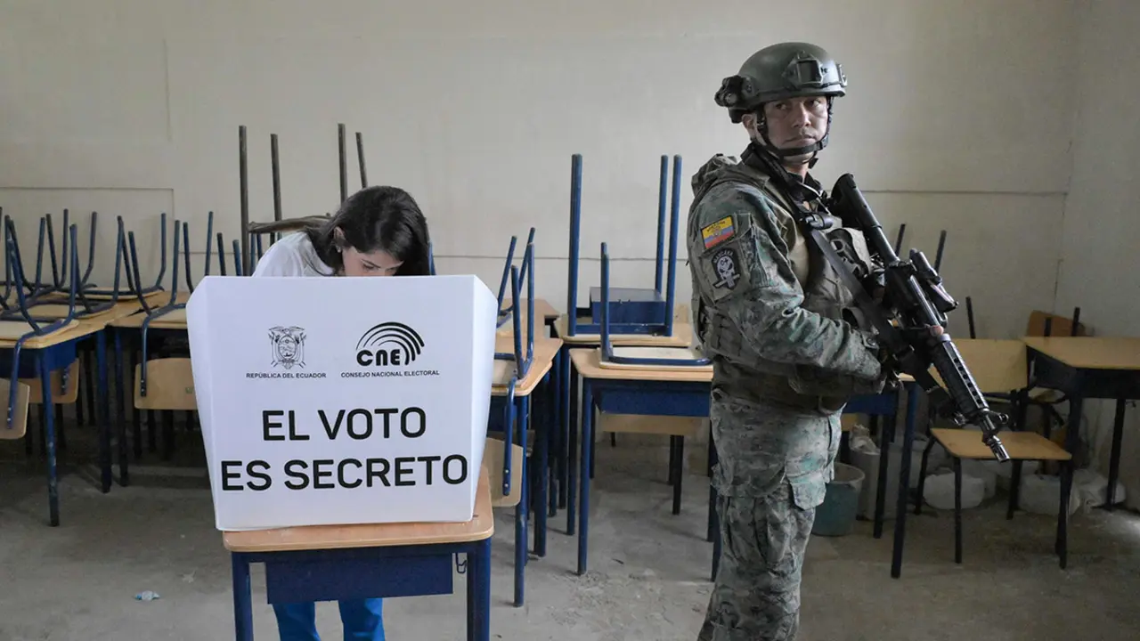 AFP/RODRIGO BUENDIA - a candidata presidencial de Ecuador por el partido Revolución Ciudadana, Luisa González, vota bajo fuertes medidas de seguridad en un colegio electoral en Canuto, provincia de Manabí, durante las elecciones presidenciales de Ecuador y el referéndum sobre minería y petróleo, el 20 de agosto de 2023