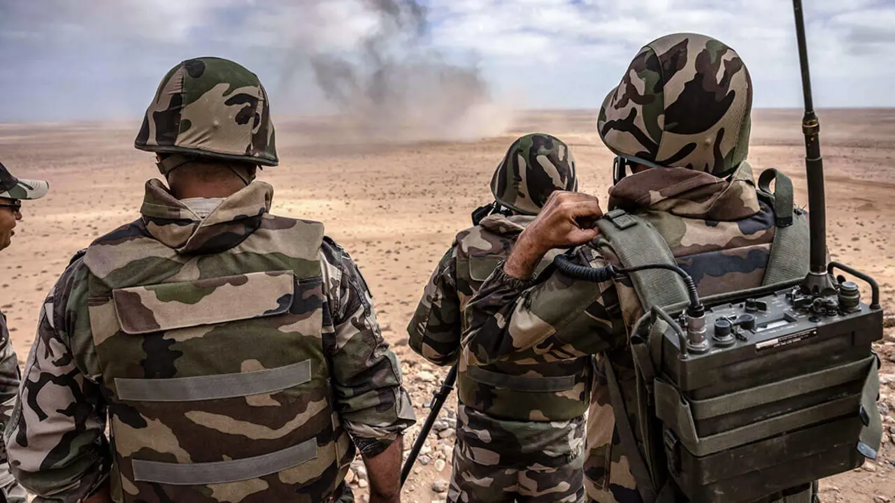 AFP/FADEL SENNA
 - Miembros de las Fuerzas Armadas Reales de Marruecos observan una explosión durante el segundo ejercicio militar anual del León Africano en la región de Tan-Tan, en el suroeste de Marruecos, el 30 de junio de 2022