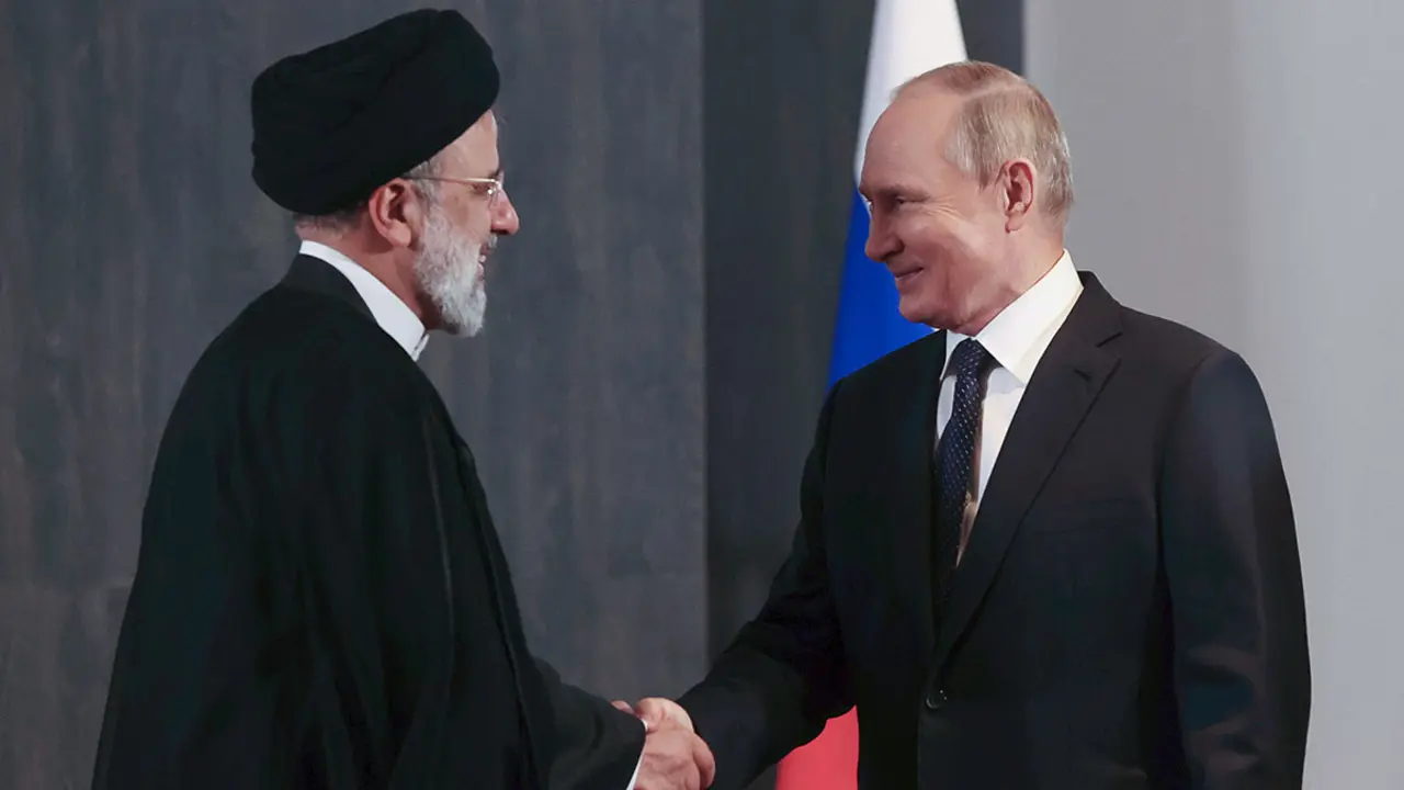 PHOTO/Alexandr Demyanchuk, SputniK - Fotografia de archivo, el presidente ruso, Vladimir Putin, a la derecha, y el presidente iraní, Ebrahim Raisi, se dan la mano durante su reunión al margen de la cumbre de la Organización de Cooperación de Shanghai (OCS) en Samarcanda, Uzbekistán, el jueves 15 de septiembre de 2022
