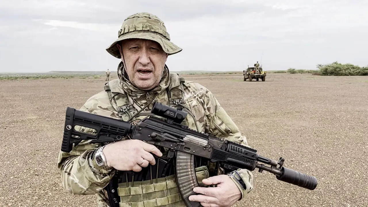 PHOTO/ Cortesía PMC Wagner vía Telegram vía REUTERS
- Yevgeny Prigozhin, jefe del grupo mercenario privado ruso Wagner, da un discurso camuflado y con un arma en las manos en una zona desértica en un lugar desconocido, en esta imagen fija tomada de un vídeo grabado posiblemente en África y publicado el 21 de agosto de 2023