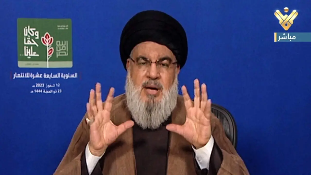 AFP PHOTO / HO / AL-MANA - Una imagen tomada de Al-Manar TV de Hezbolá el 12 de julio de 2023 muestra al líder del movimiento chiita libanés Hezbolá, Hassan Nasrallah, pronunciando un discurso televisado para conmemorar el aniversario de la guerra de 2006 con Israel