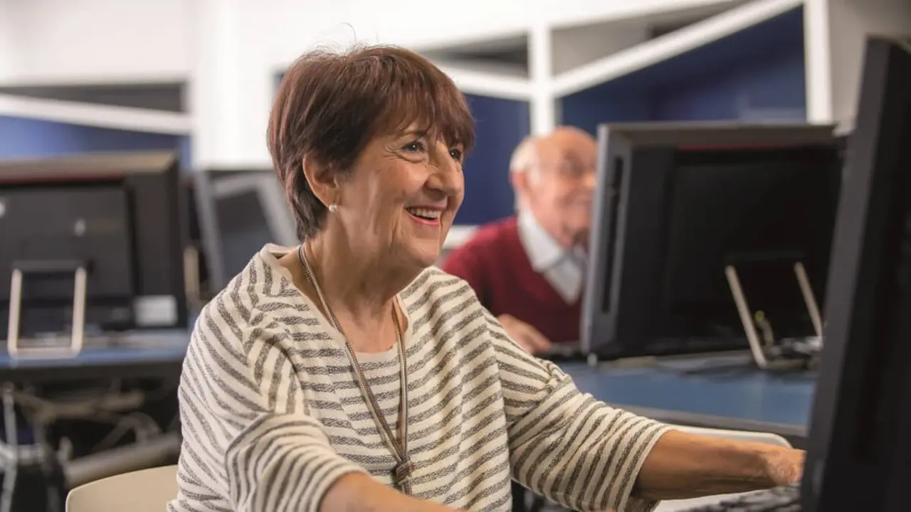 Las personas mayores participan en talleres tecnológicos de la Fundación ”la Caixa”