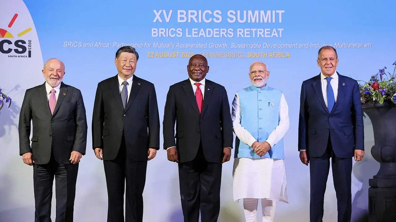 PHOTO/ Asuntos Exteriores rusos Ministerio vía REUTERS  - El presidente de Brasil, Luiz Inácio Lula da Silva, el presidente de China, Xi Jinping, el presidente de Sudáfrica, Cyril Ramaphosa, el primer ministro de India, Narendra Modi, y el ministro de Asuntos Exteriores de Rusia, Sergei Lavrov, posan durante la cumbre de los BRICS en Johannesburgo, Sudáfrica, el 22 de agosto de 2023