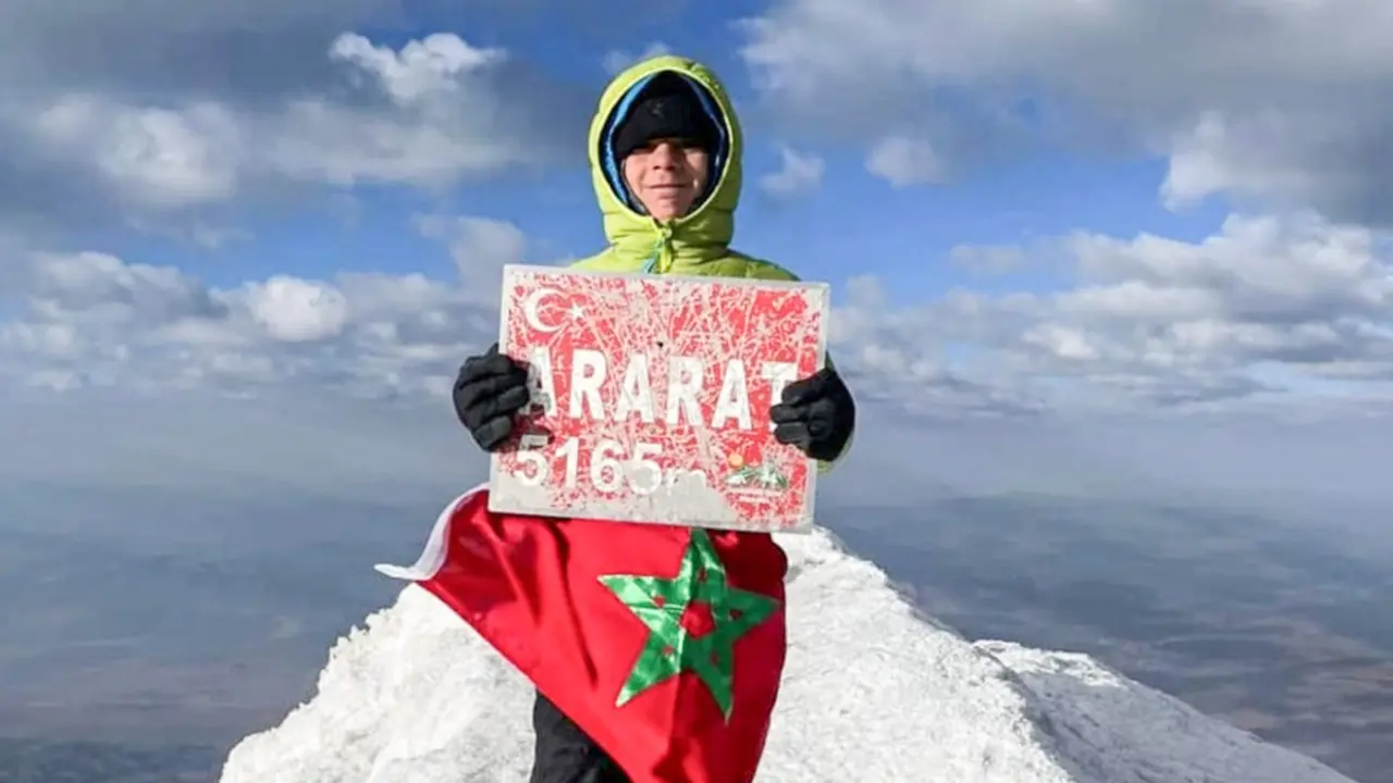 Youssef Tazi, en la cima del Monte Ararat (foto de sus redes sociales)