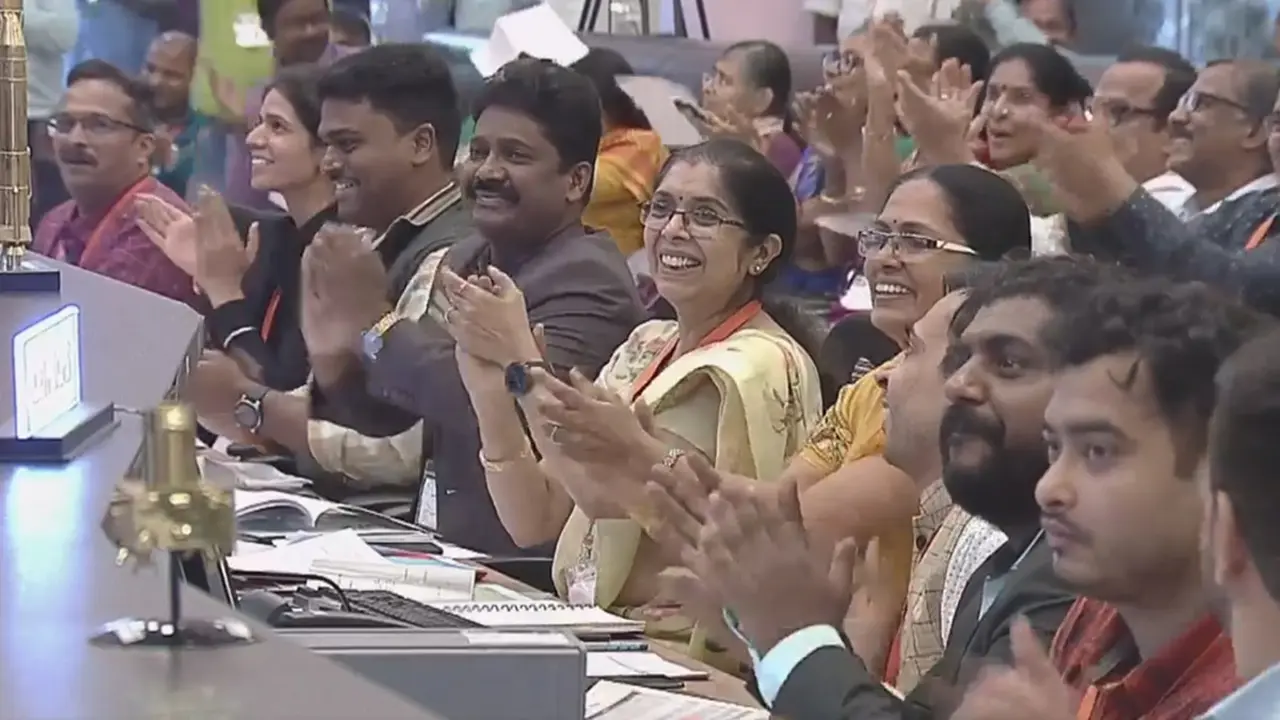 PHOTO/ISRO - Imagen retransmitida por la ISRO de la sala de control de la misión Chandrayaan-3 en el momento en que se conoce la noticia de que el módulo de superficie Vikram se ha posado con éxito sobre la Luna