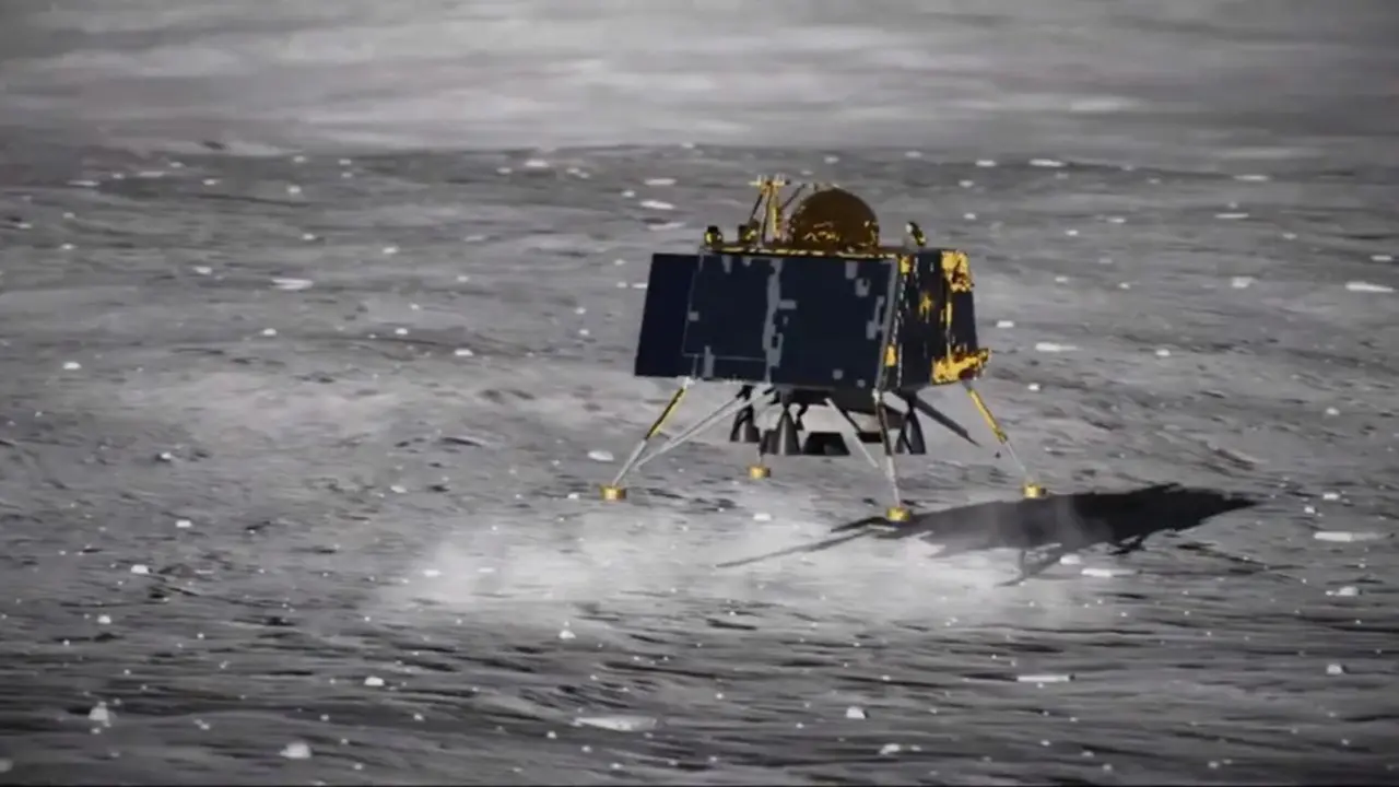 PHOTO/ISRO - ¡Llegué a mi destino y tú también! fue el mensaje que envió a Tierra el ordenador de la sonda Vikram cuando sus sensores confirmaron que había tocado suelo lunar