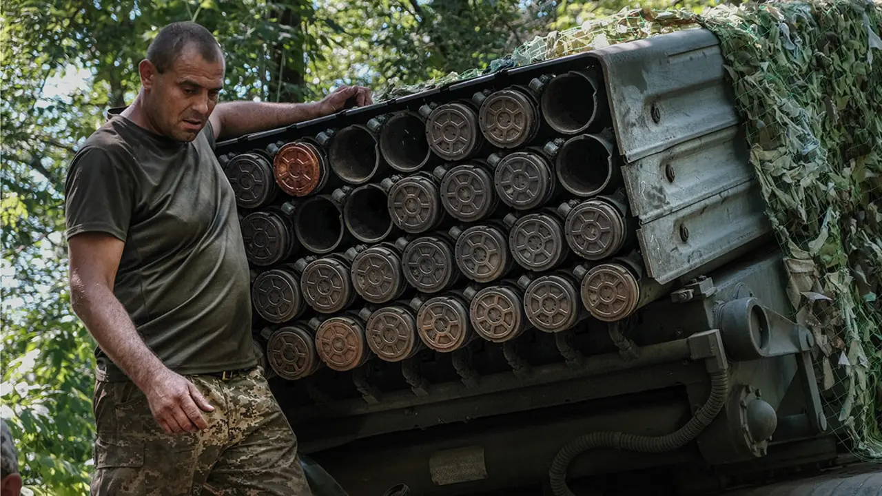 01_MARIA SENOVILLA_ Un artillero de la 22 Brigada Mecanizada del Ejército ucraniano junto al lanzacohetes tipo GRAD en el que trabaja en el frente de Donetsk