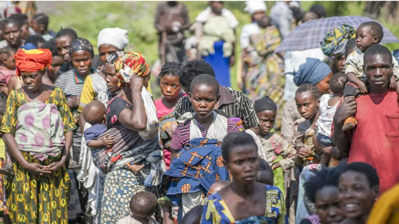 © PMA/Michael Castofas Madres desplazadas y mujeres embarazadas buscan ayuda del PMA en un campo de refugiados de Kivu Norte, en el este de la R.D. Congo