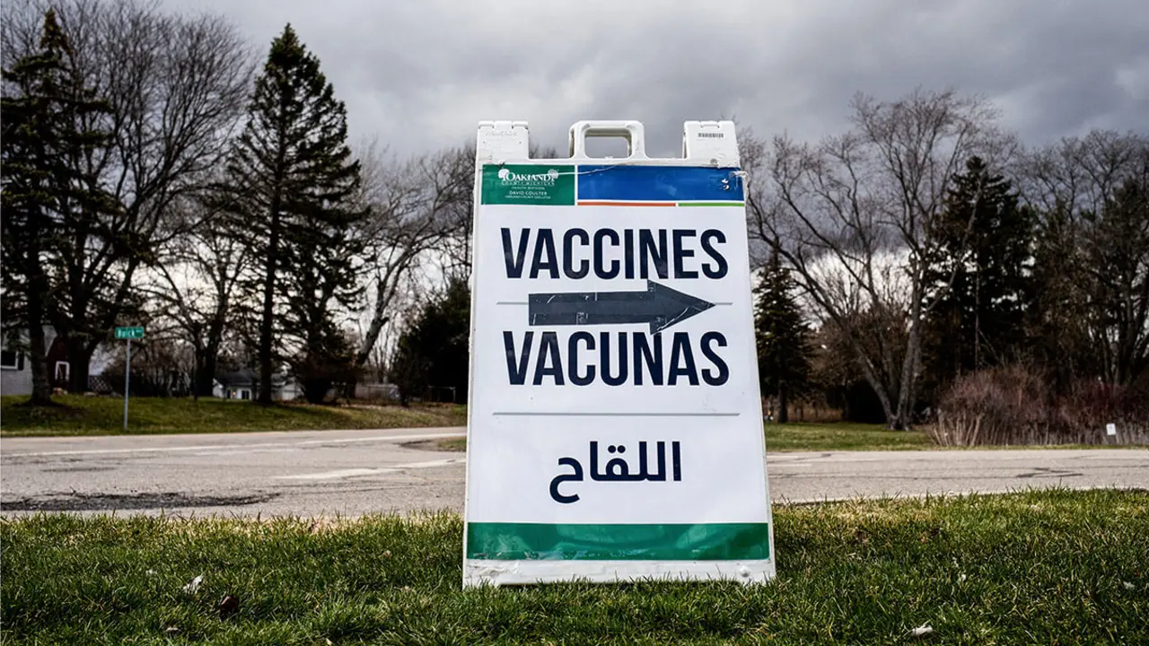 REUTERS/EMILY ELCONIN - Un cartel que apunta a una clínica donde los residentes mayores de 50 años e inmunocomprometidos pueden recibir su segunda dosis de refuerzo de la vacuna contra la enfermedad del coronavirus (COVID-19) en Waterford, Michigan, EE. UU.