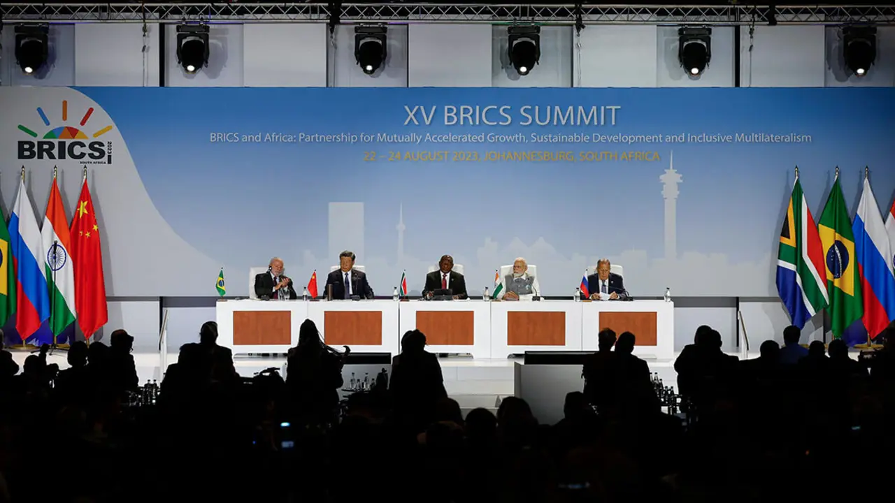 Pie de foto: El presidente de Brasil, Luiz Inácio Lula da Silva, el presidente de China, Xi Jinping, el presidente sudafricano, Cyril Ramaphosa, el primer ministro de India, Narendra Modi, y el ministro de Asuntos Exteriores de Rusia, Sergei Lavrov (R) La Cumbre BRICS 2023 en el Centro de Convenciones Sandton en Johannesburgo el 24 de agosto de 2023 (AFP/ GIANLUIGI GUERCIA)