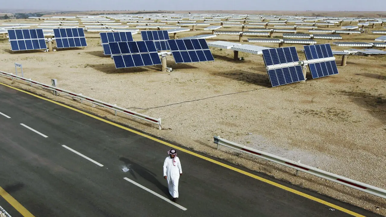 Paneles solares en la ciudad de Ciencias y Tecnología Rey Abdulaziz, Estación de Investigación Al-Oyeynah (REUTERS/FAHAD SHADEED)