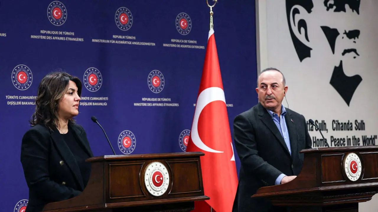 AFP/ADEM ALTAN - El exministro de Asuntos Exteriores turco, Mevlut Cavusoglu, y la Ministra de Asuntos Exteriores libia, Najla al-Mangoush
