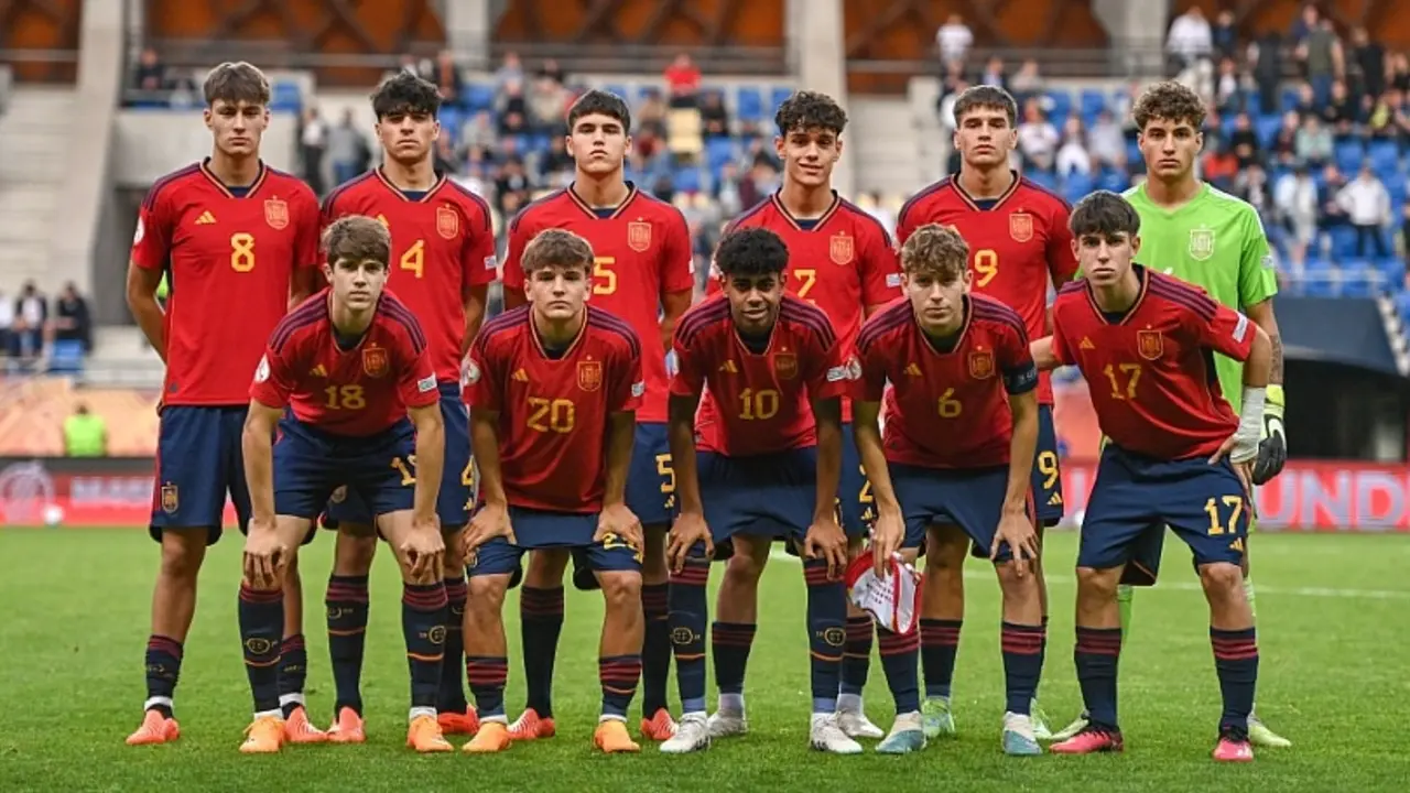 La selección sub-17 española que se enfrentó a Francia en las semifinales de la Eurocopa (UEFA/Sportsfile)