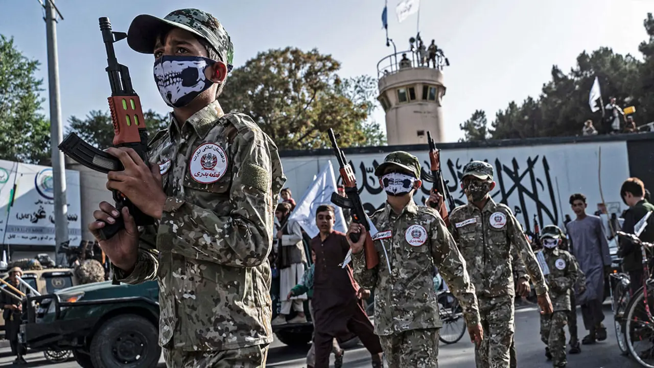 El 15 de agosto, el Gobierno talibán de Afganistán marcó el segundo aniversario de su regreso al poder, y sus partidarios celebraron mientras los críticos denunciaban restricciones cada vez más estrictas a los derechos de las mujeres - AFP/WAKIL KOHSAR