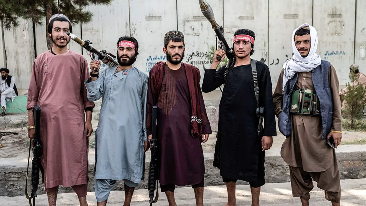 AFP/WAKIL KOHSAR - Personal de seguridad talibán posa para una fotografía durante un desfile en la plaza Ahmad Shah Massoud en Kabul el 15 de agosto de 2023, mientras celebra el segundo aniversario de la toma de poder de los talibanes