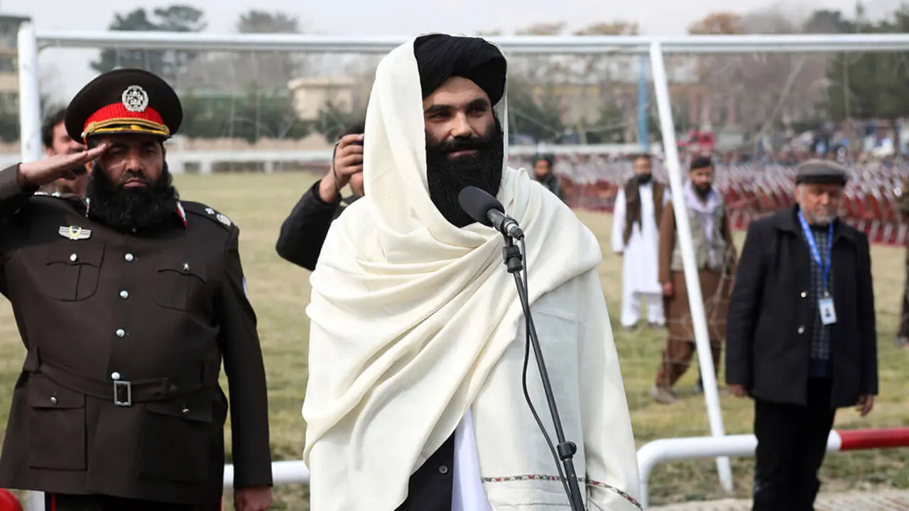 AP/ARCHIVO - El ministro interino del Interior talibán, Sirajuddin Haqqani, habla durante una ceremonia de graduación en la academia de policía en Kabul, Afganistán, el sábado 5 de marzo de 2022